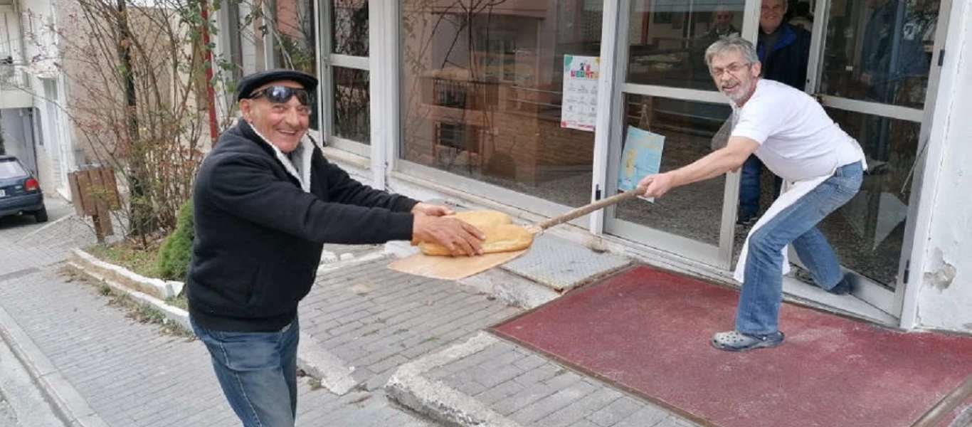 Κορωνοϊός: Ο φούρναρης από την Κοζάνη που δίνει ψωμί με το... φτυάρι!